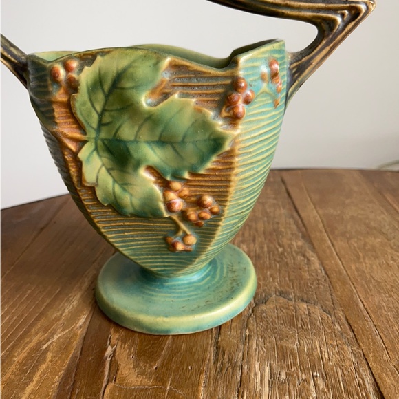 ROSEVILLE BUSHBERRY BASKET , VINTAGE POTTERY , Excellent Condition $79 - Picture 2 of 15